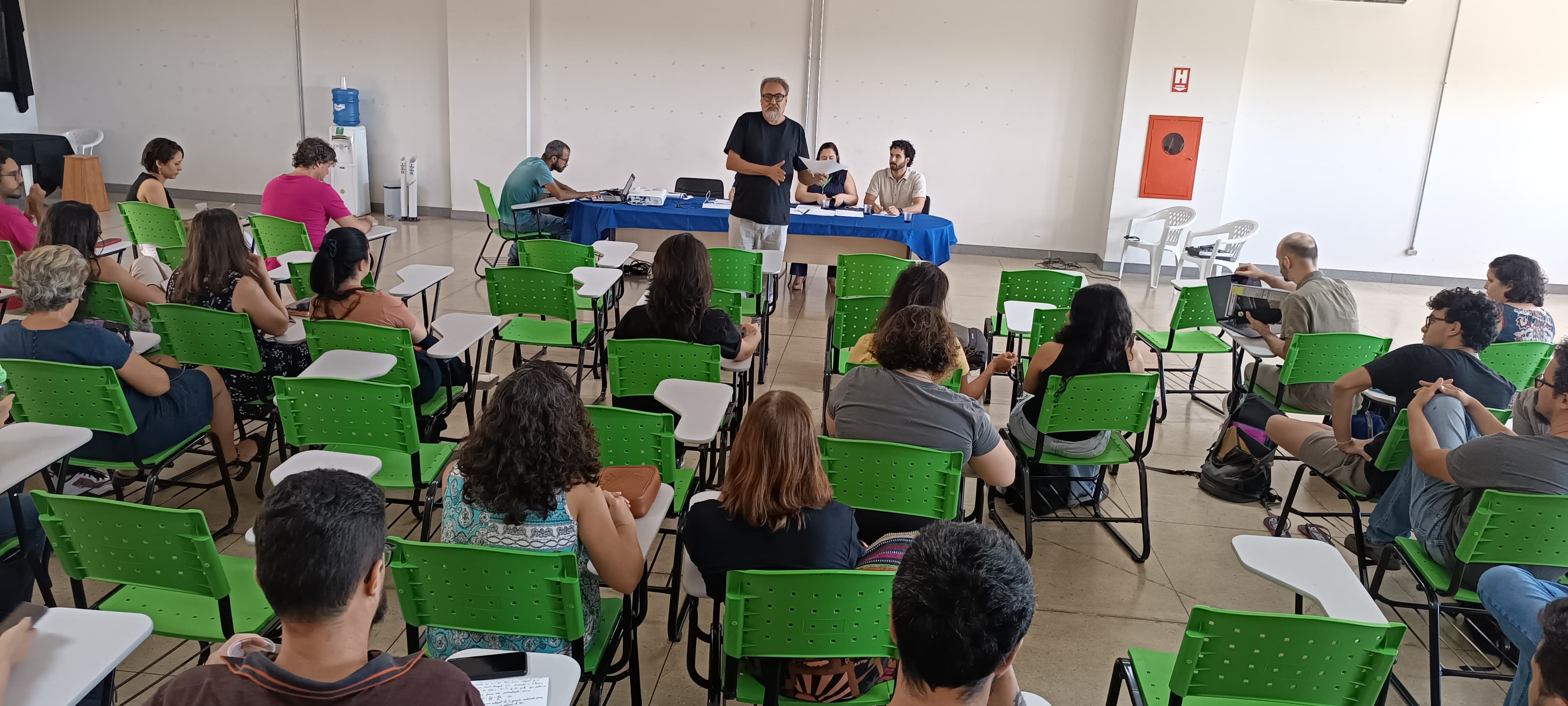 A reunião ocorreu ontem à tarde no Salão de eventos do câmpus A reunião ocorreu ontem à tarde no Salão de eventos do câmpus